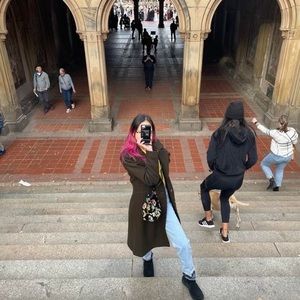 Meet your Posher, Cassandra